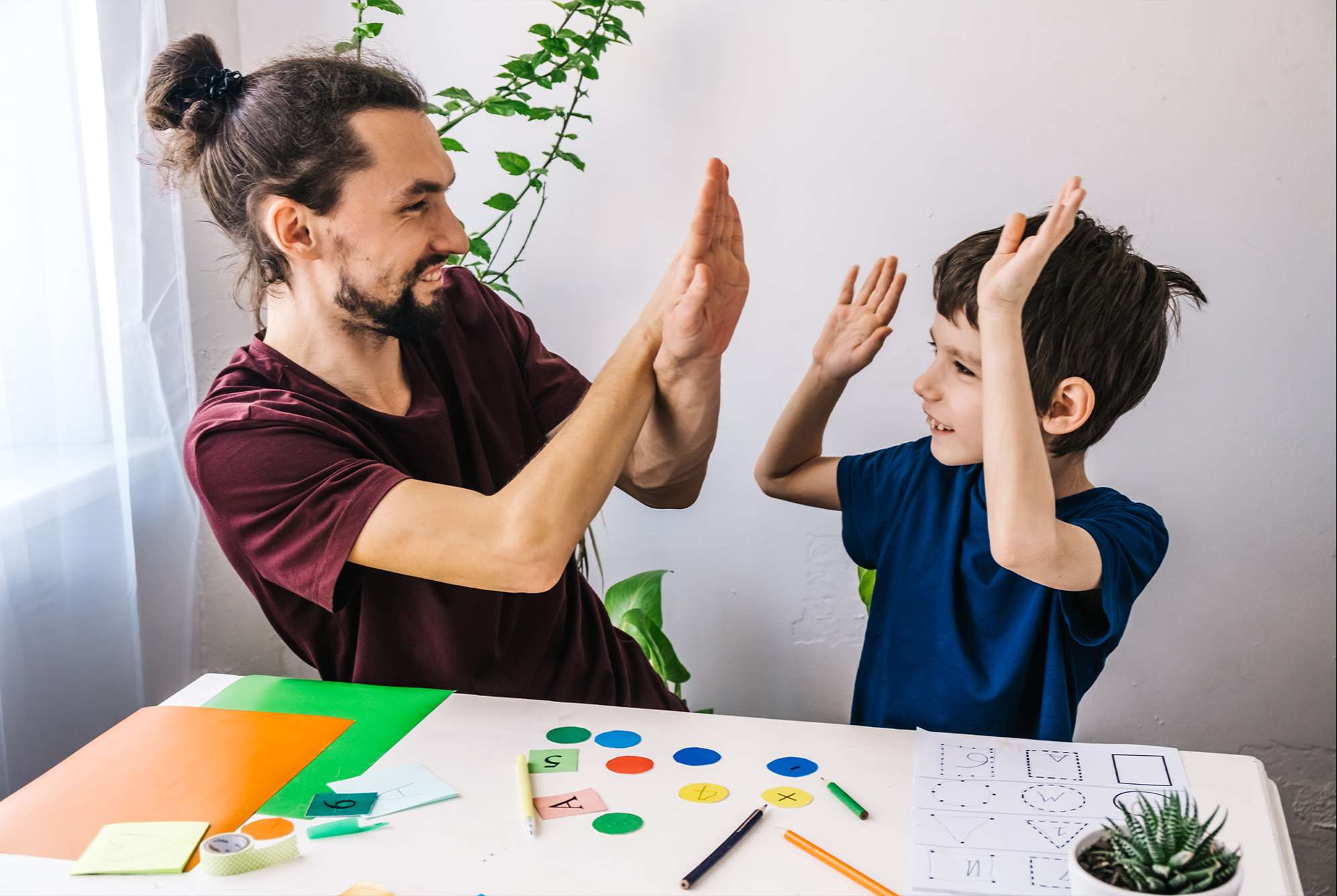 Ergotherapeut hat eine Therapiestunde mit Jungen der ADHS hat