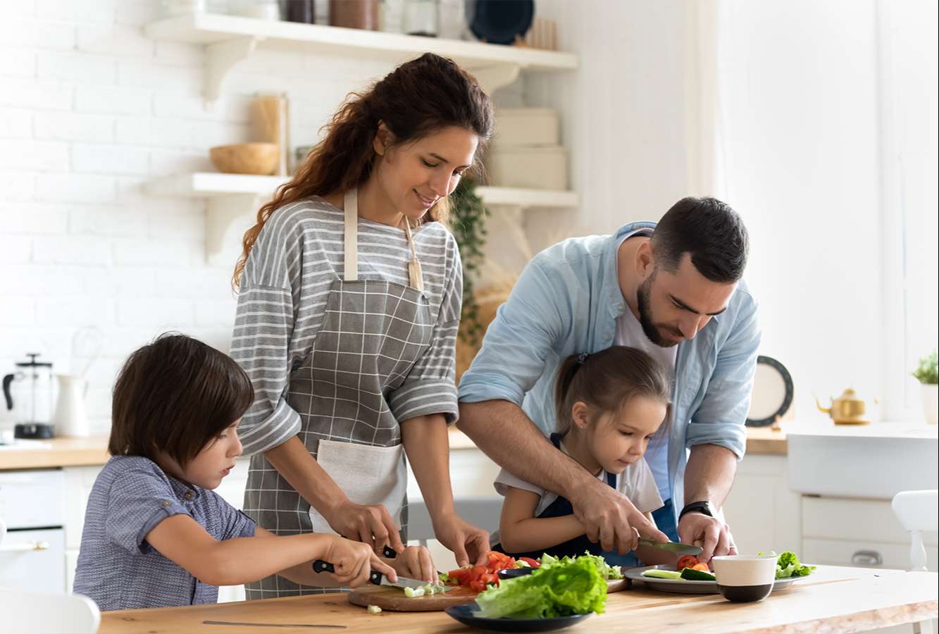 Eltern kochen mit ihren Kindern