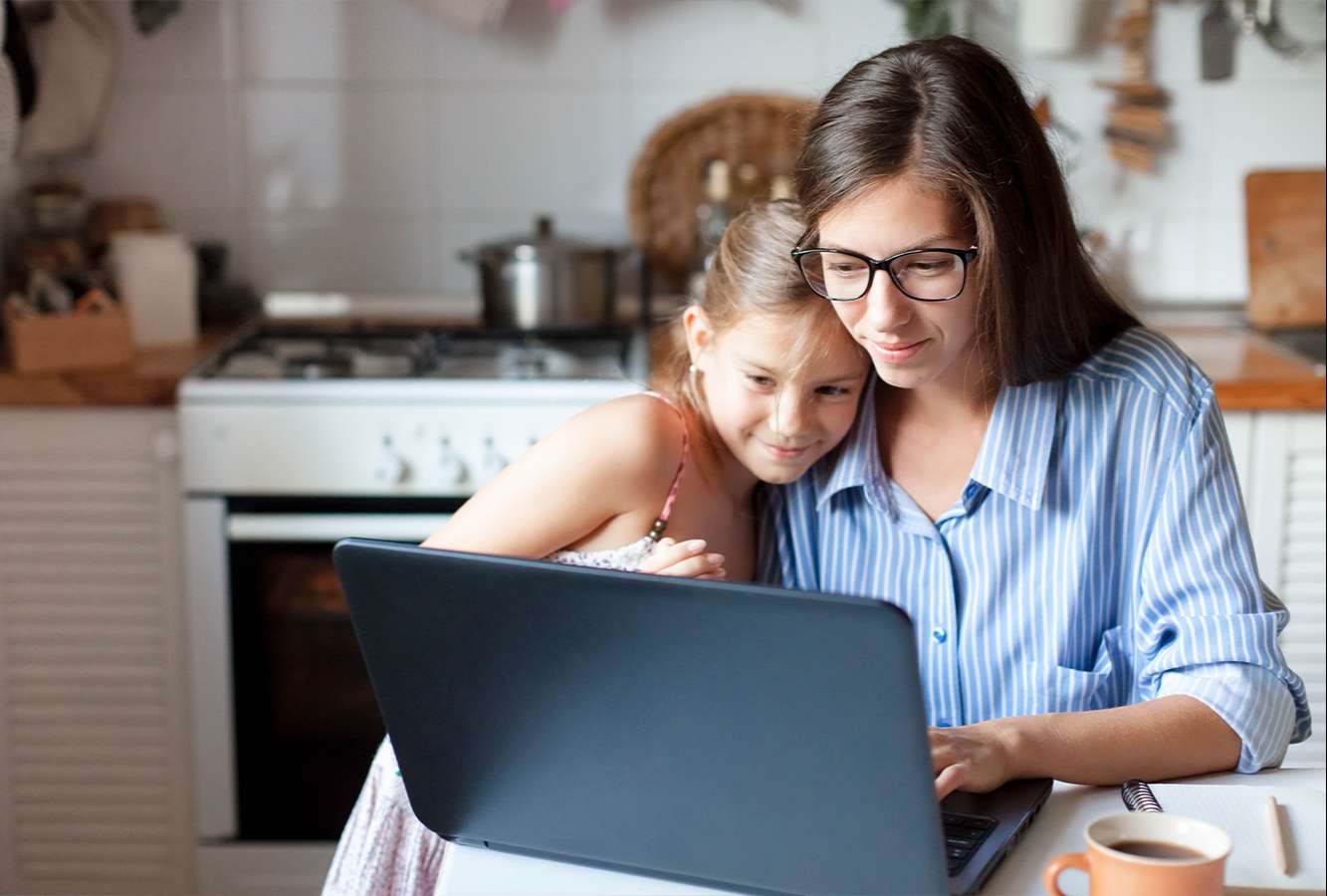 Mutter und Tochter suchen online nach Ergotherapeuten