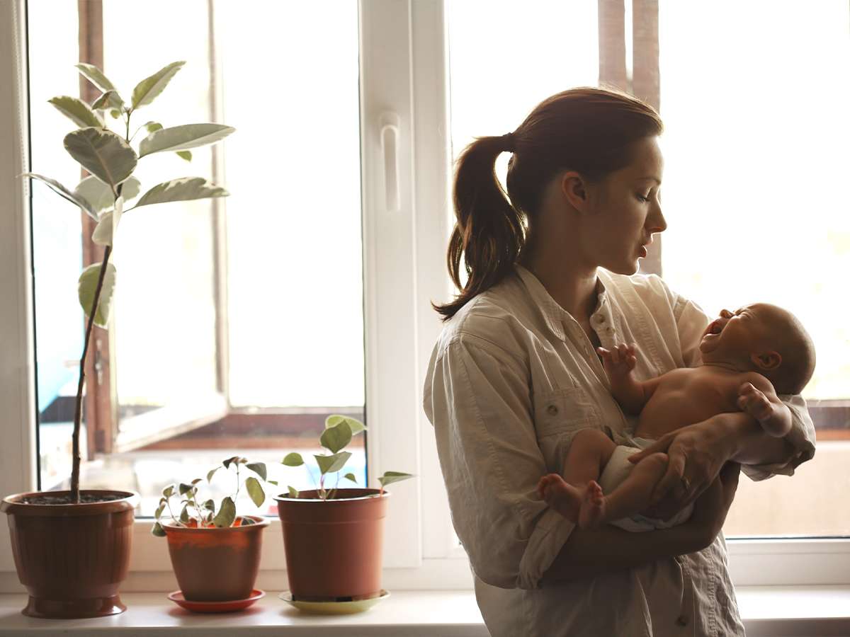 Mutter versucht ihr Baby zhu beruhigen