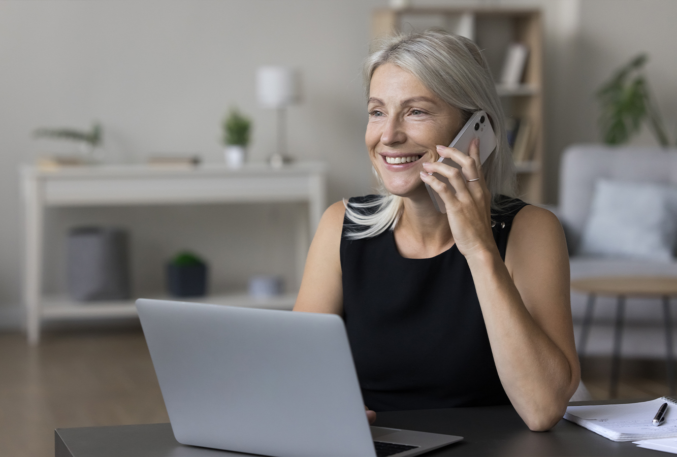 Frau macht einen telefonischen Termin bei der Ergotherapie